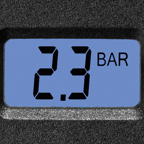 Backlit display indicates the pressure values in either bar or psi