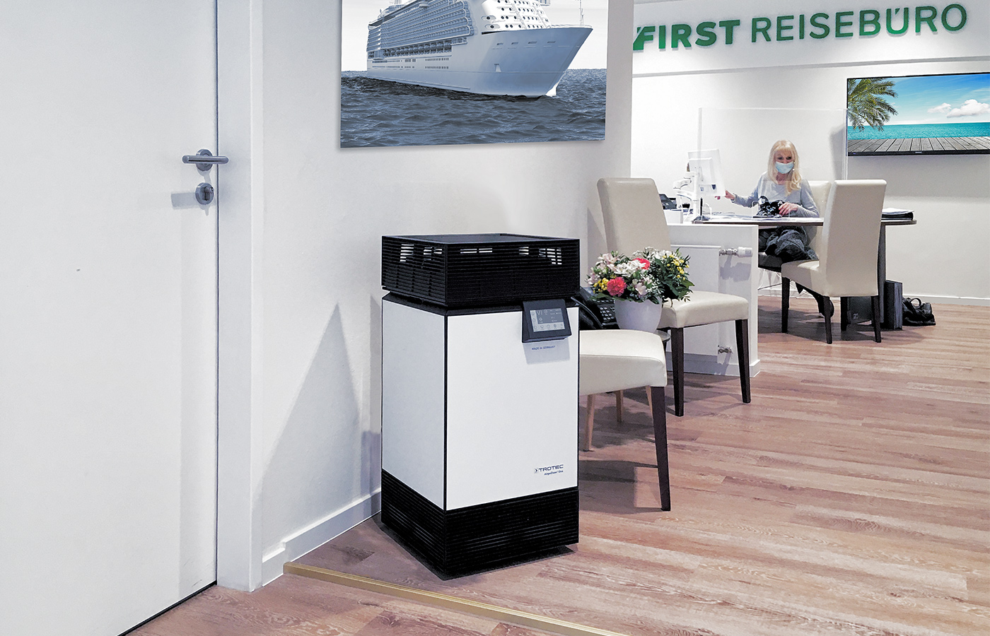 High-performance air purifier AirgoClean® One for smaller shops