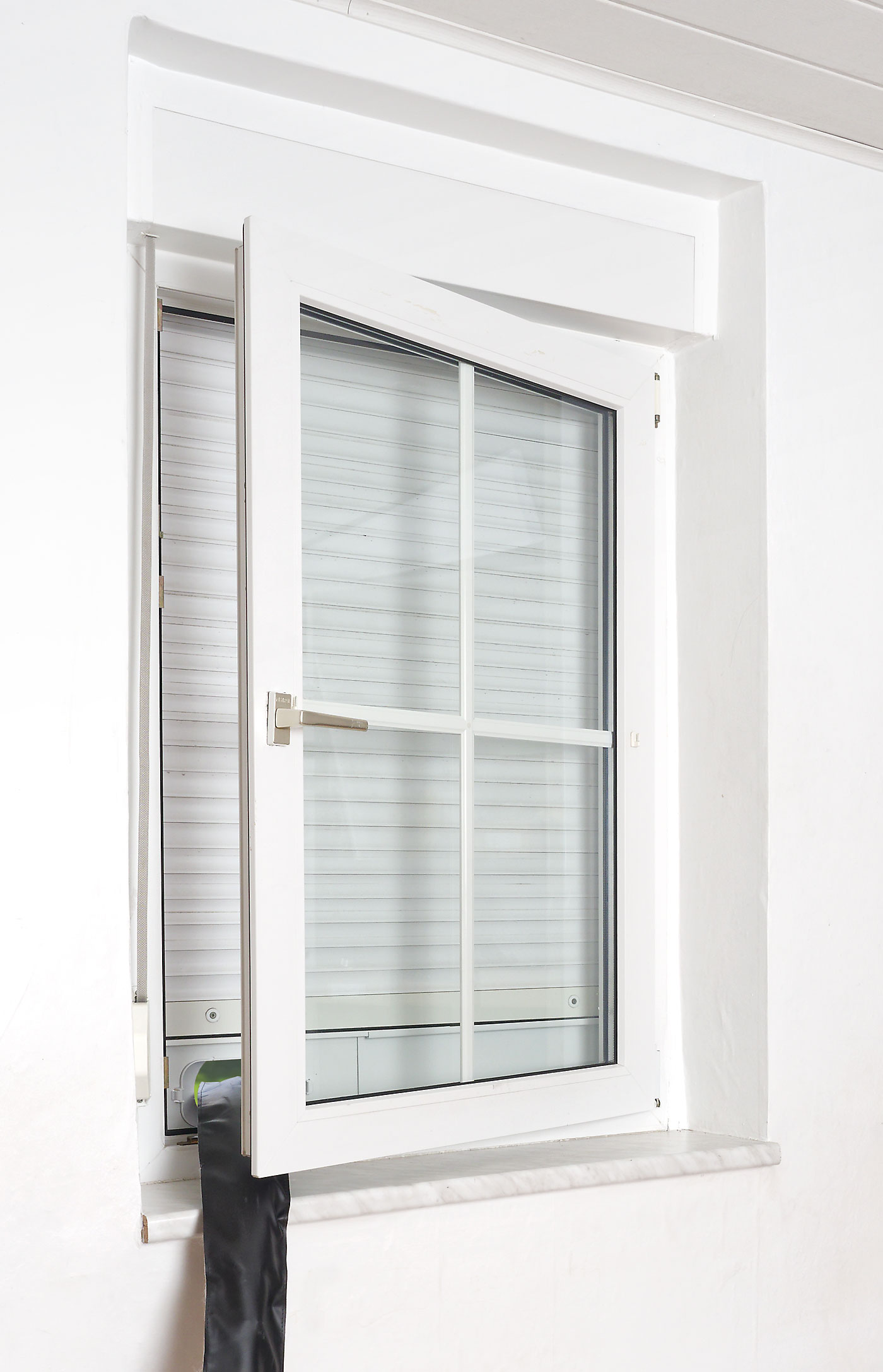 Window feedthrough by means of roller shutter window shade