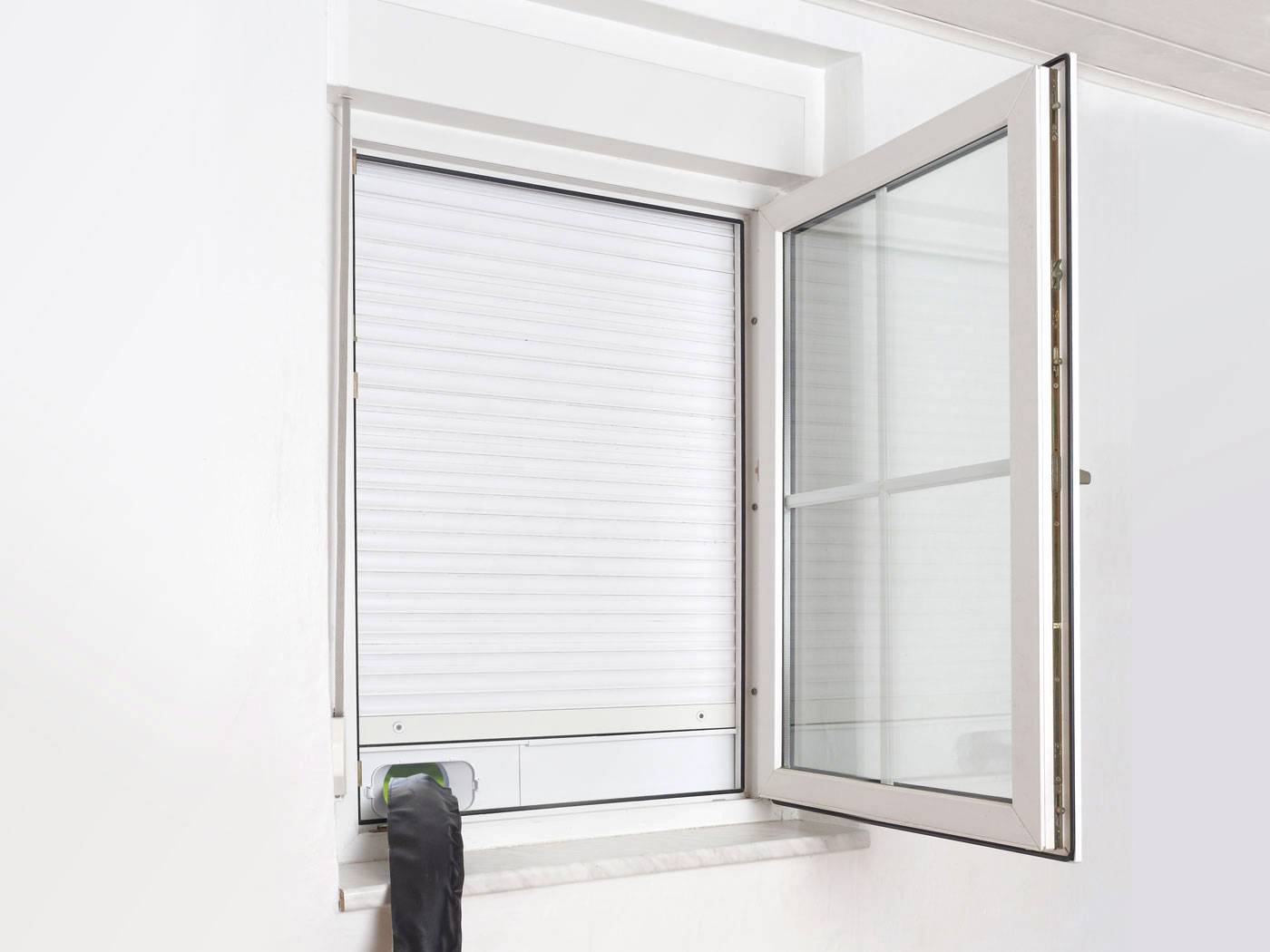 Window feedthrough by means of roller shutter window shade